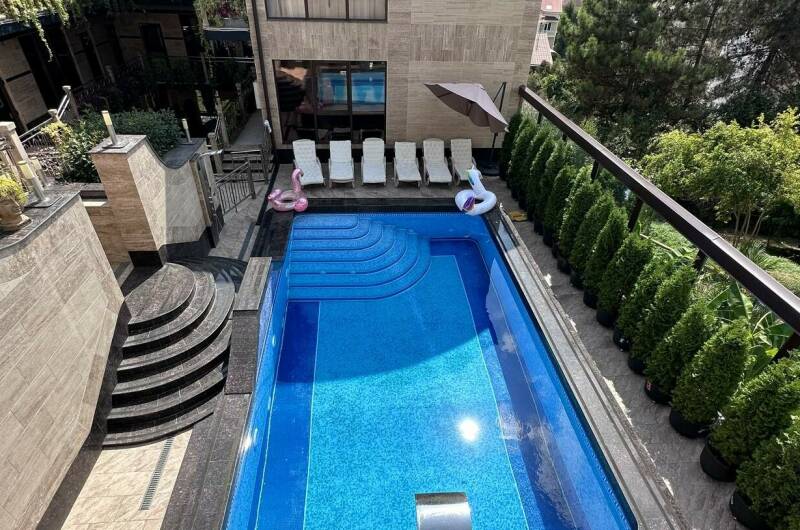 Дизайнерская евродвушка с бассейном в клубном доме