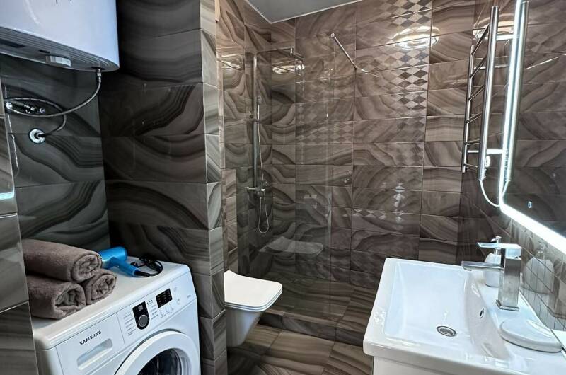 Дизайнерская евродвушка с бассейном в клубном доме