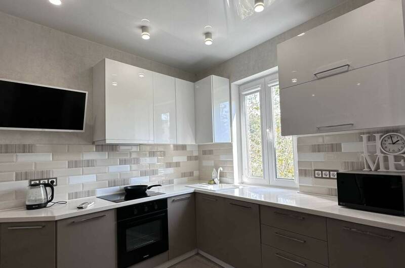 Дизайнерская евродвушка с бассейном в клубном доме