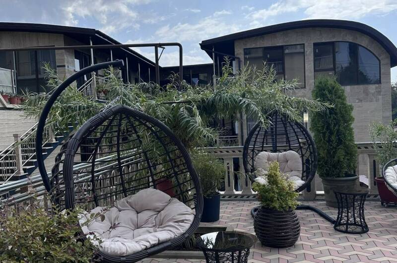 Дизайнерская евродвушка с бассейном в клубном доме