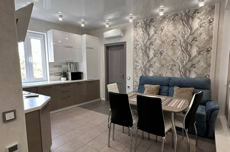 Дизайнерская евродвушка с бассейном в клубном доме