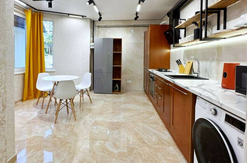 Просторная студия со стильным ремонтом