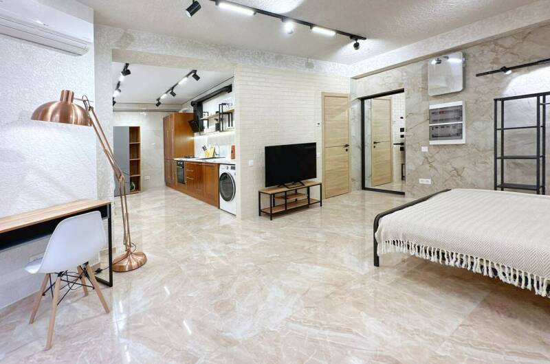 Просторная студия со стильным ремонтом