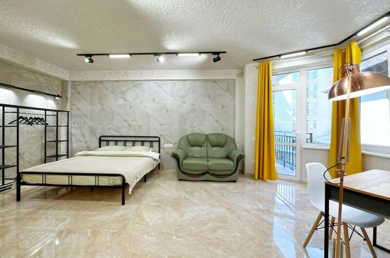 Просторная студия со стильным ремонтом