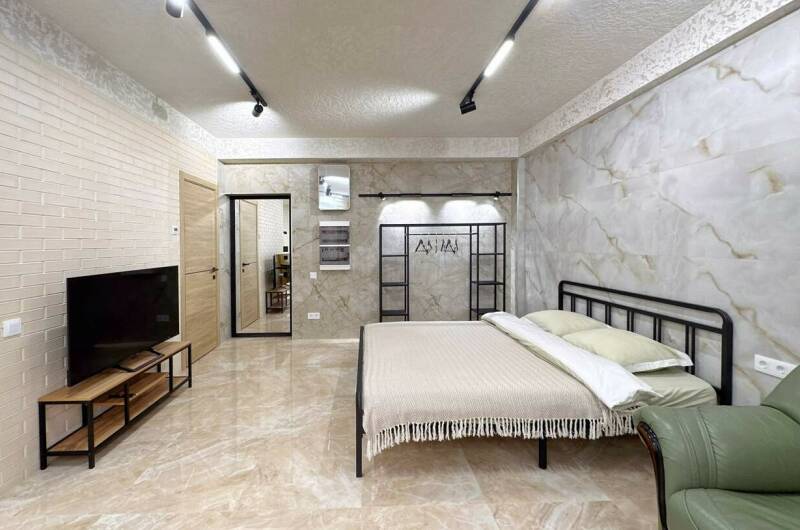 Просторная студия со стильным ремонтом