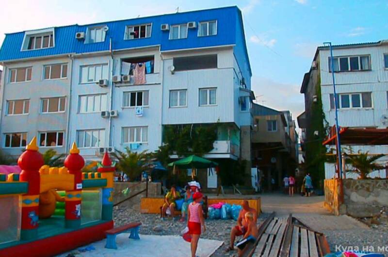 Эллинг на берегу моря