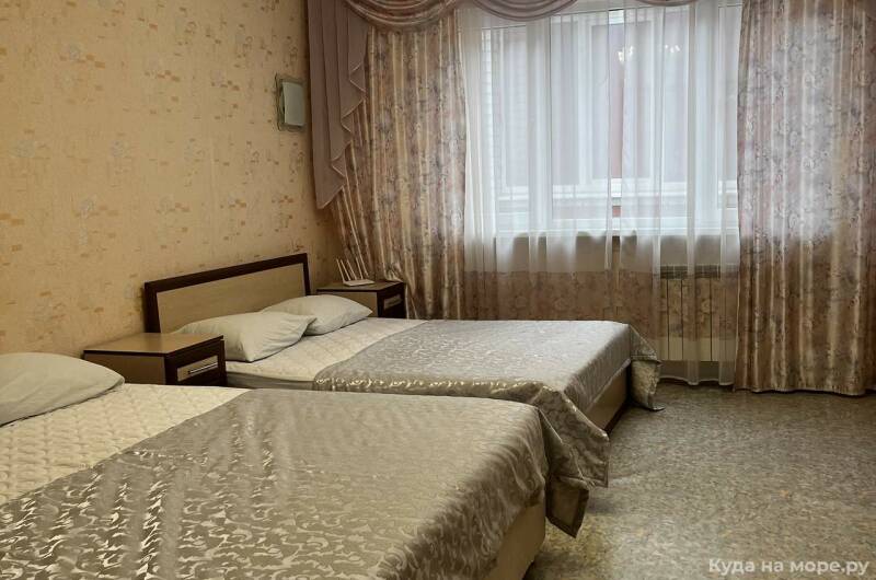 Эллинг на берегу моря