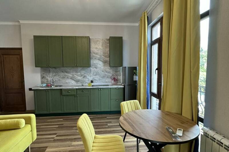 Трехкомнатные апартаменты на Изумрудной