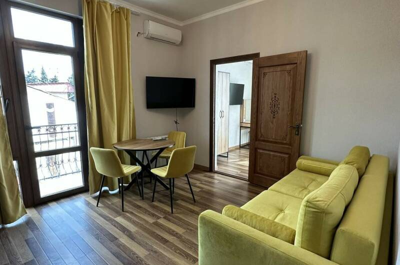 Трехкомнатные апартаменты на Изумрудной