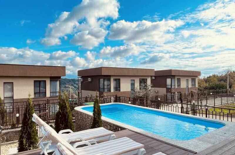 Дом с бассейном и большой террасой