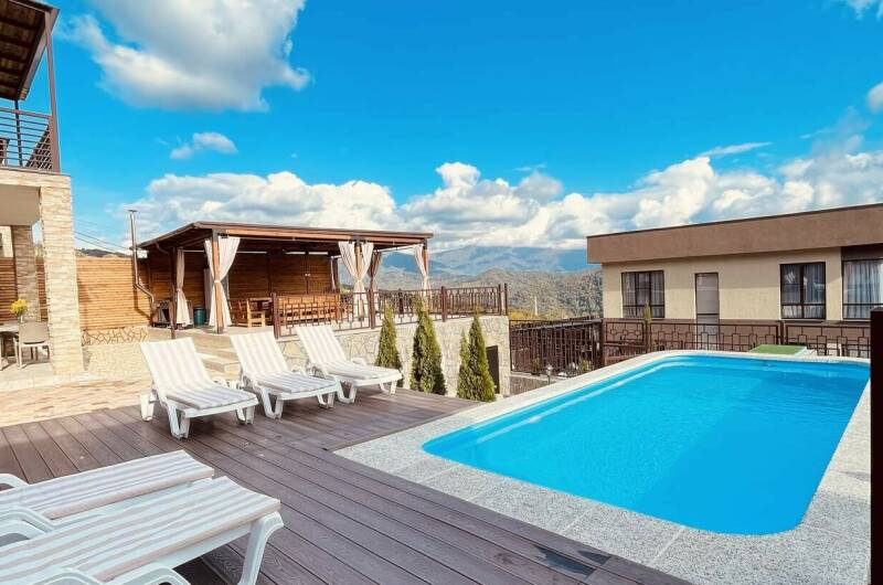 Дом с бассейном и большой террасой