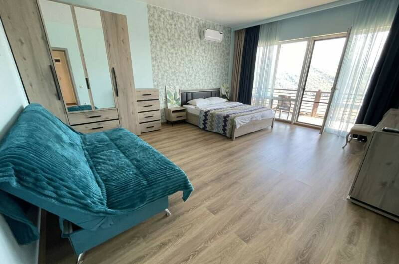 Дом с бассейном и большой террасой