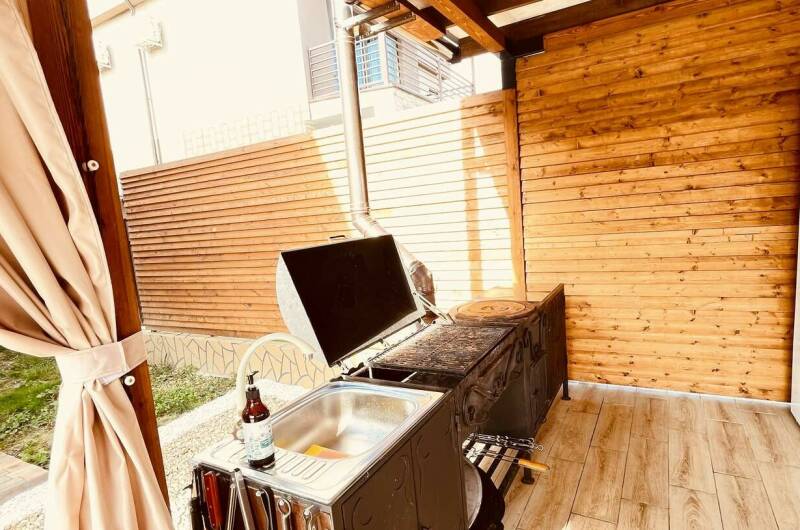 Дом с бассейном и большой террасой