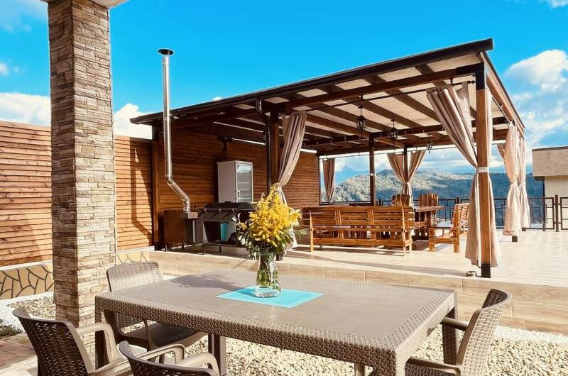 Дом с бассейном и большой террасой