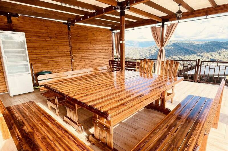 Дом с бассейном и большой террасой