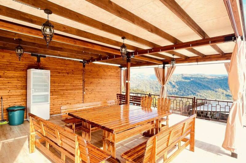 Дом с бассейном и большой террасой