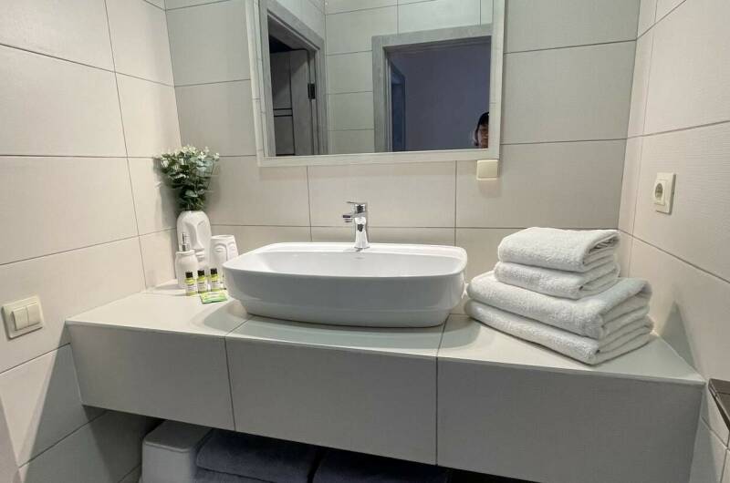 Дом с бассейном и большой террасой