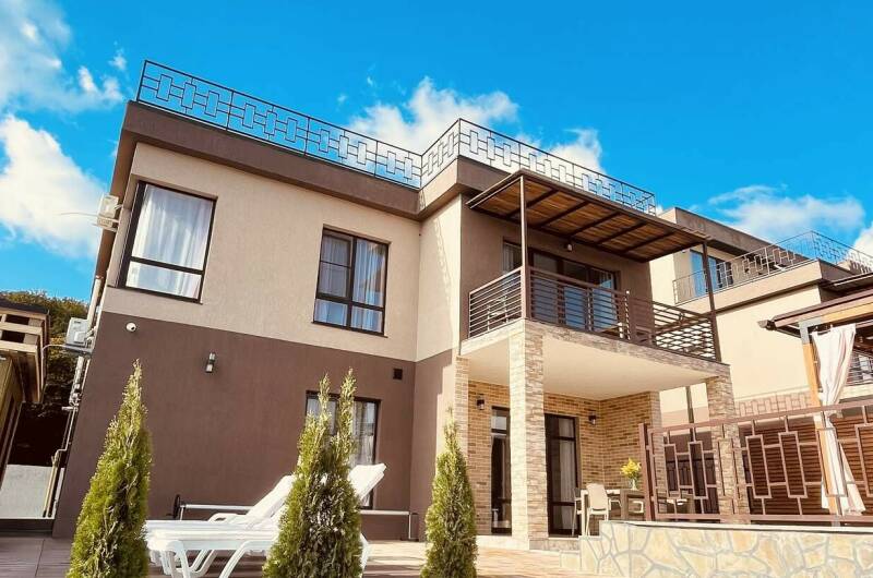 Дом с бассейном и большой террасой