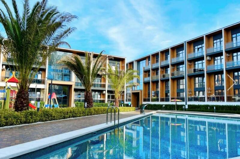 Апартаменты с бассейном и балконом