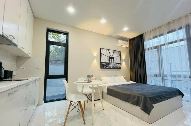 Апартаменты с бассейном и балконом