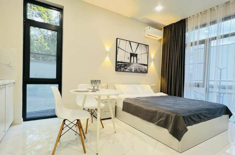 Апартаменты с бассейном и балконом