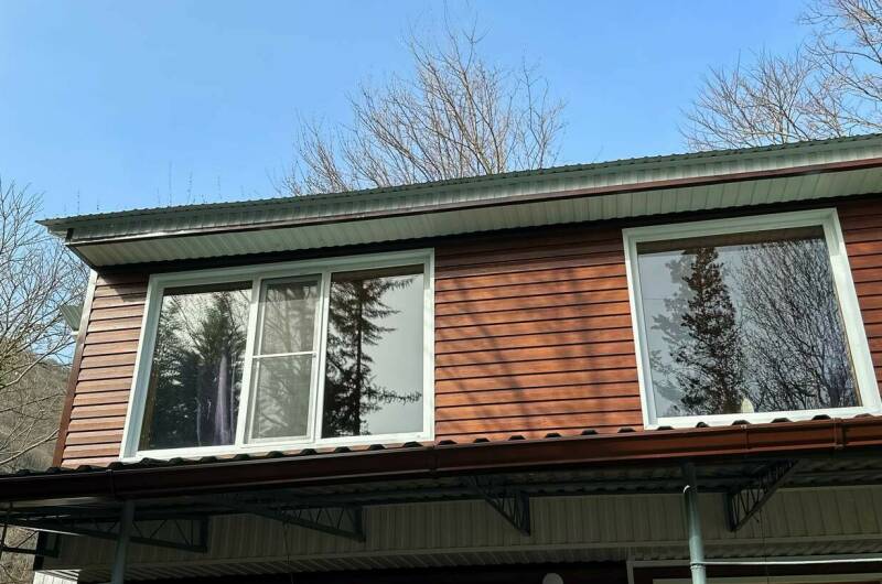 Домик у моря в окружении гор