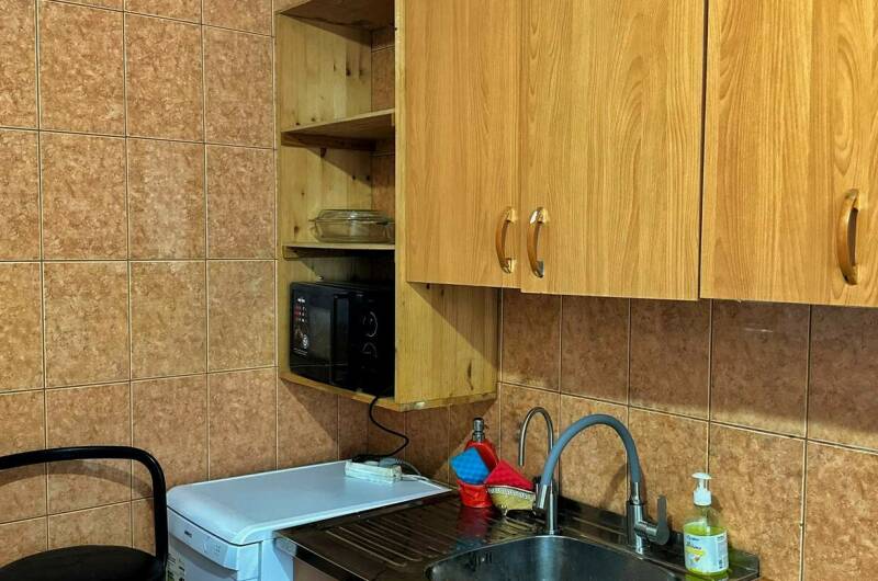 Домик у моря в окружении гор