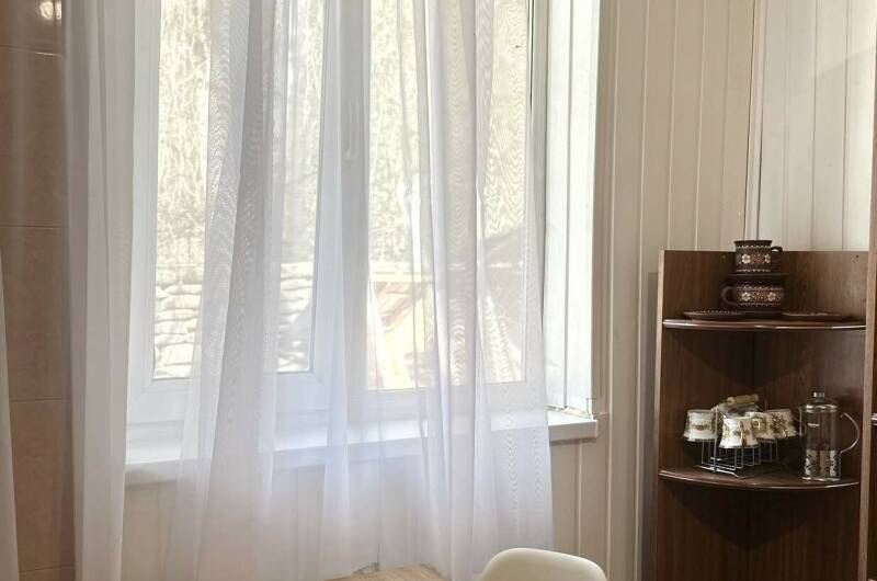 Домик у моря в окружении гор