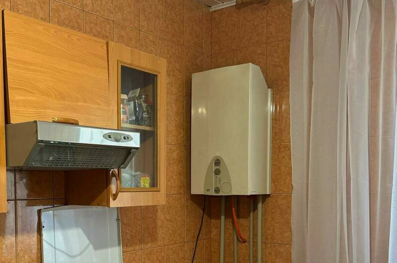 Домик у моря в окружении гор