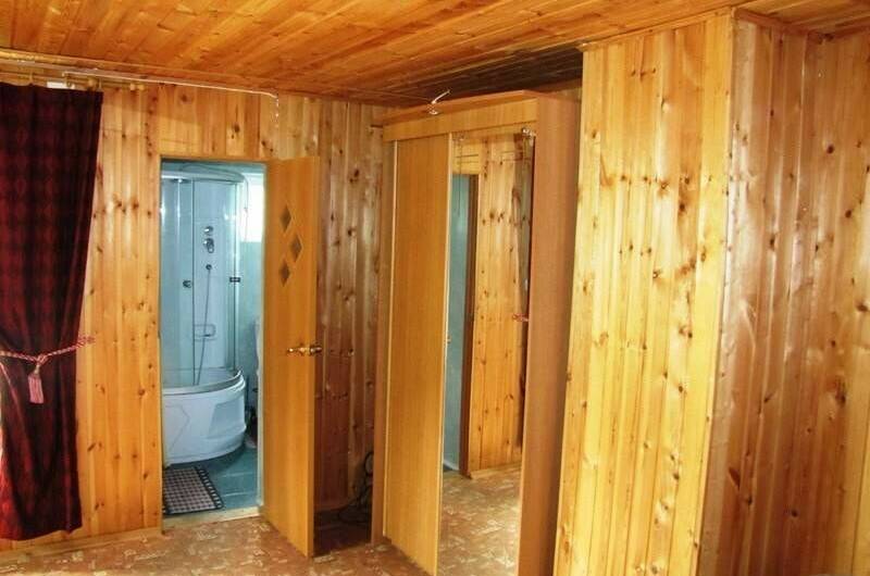 Домик у моря в окружении гор