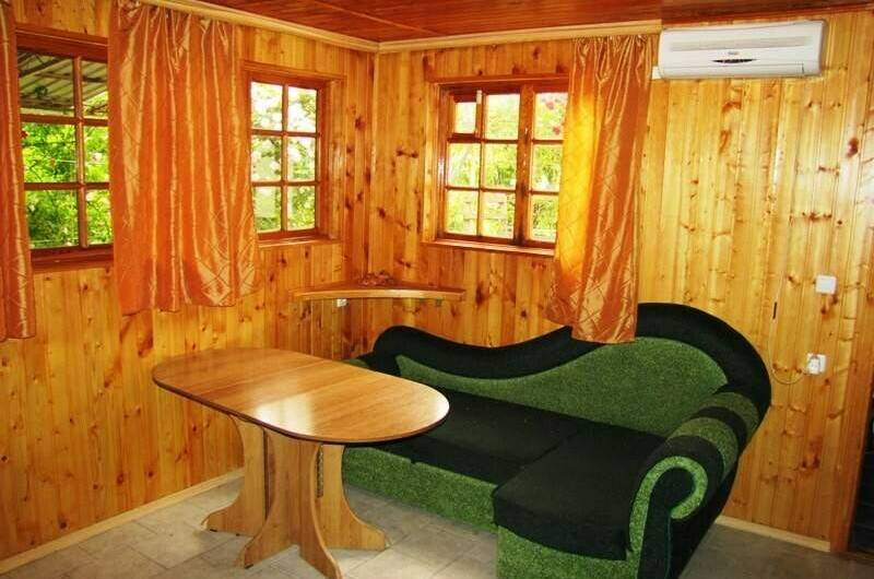 Домик у моря в окружении гор