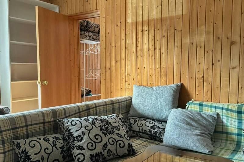 Домик у моря в окружении гор