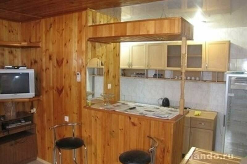 Домик у моря в окружении гор