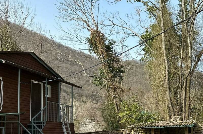 Домик у моря в окружении гор