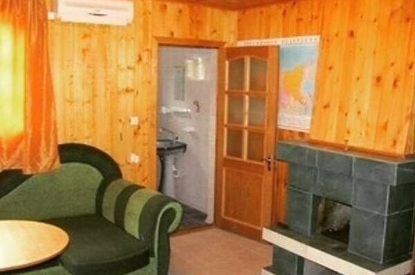 Домик у моря в окружении гор